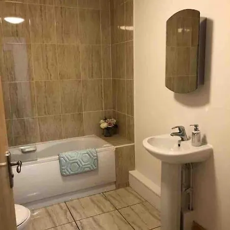 Beautiful One Bed In Excellent Location شقة *