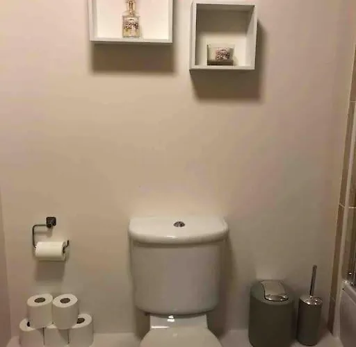 Beautiful One Bed In Excellent Location Lägenhet